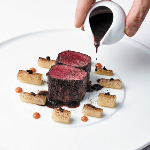 Chevreuil cuit sur des marrons chauds & sauce poivrade liée de coings 