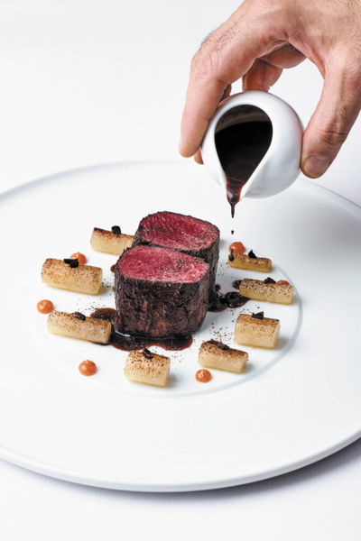 Chevreuil cuit sur des marrons chauds & sauce poivrade liée de coings 